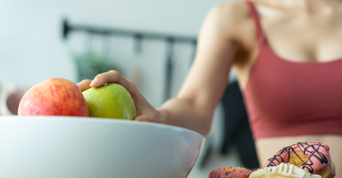 woman having a healthy breakfast 