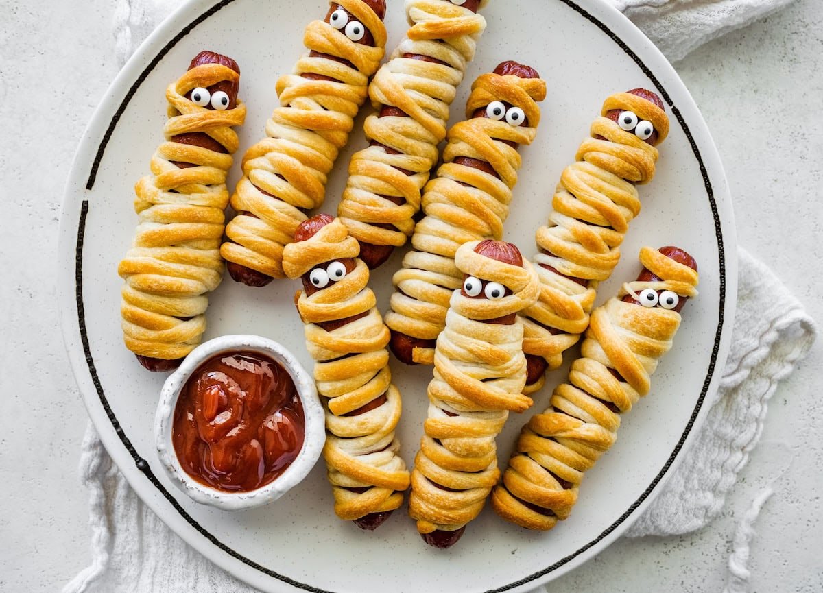 Mummy Hot Dogs (Easy Halloween Snack Recipe)
