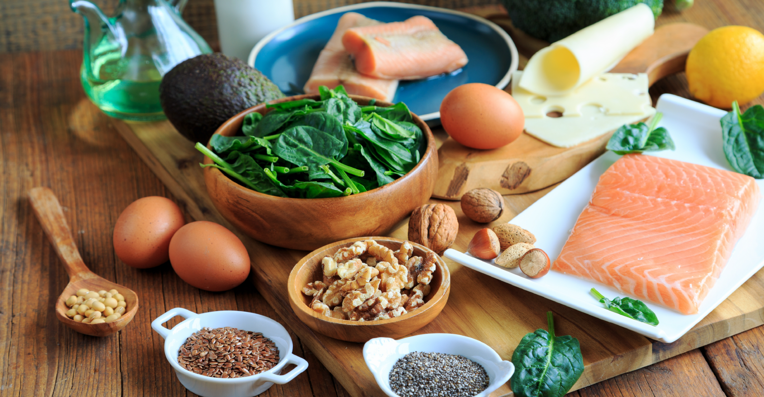 table with foods rich in omega-3 such as fish and eggs