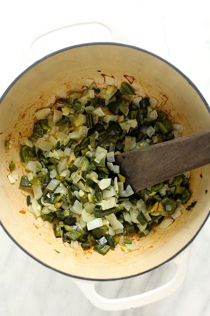Green Chili (AKA Chile Verde) never looked so good! This easy green chicken chili is made with roasted peppers, your favorite salsa verde, chicken breast, and white beans. diced green peppers and onions in stockpot